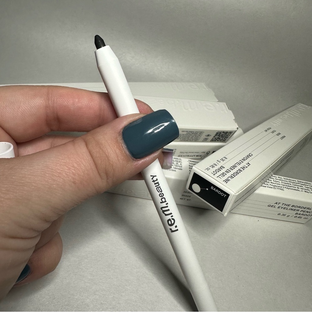 r.e.m. beauty black Eyeliner